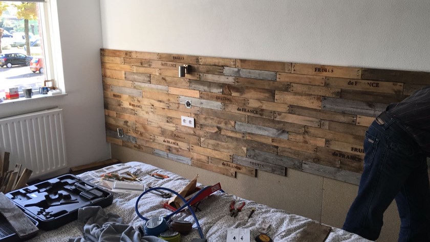 Wandbetimmering van 4-lats appelkisten Holland Fruit