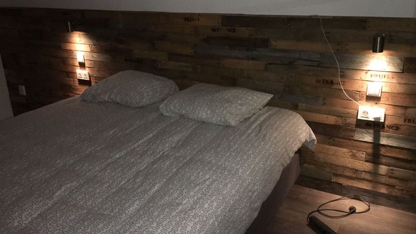 Wandbetimmering van 4-lats appelkisten Holland Fruit