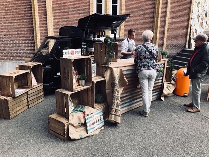 4-lats kisten met tekst.
30x40x50cm.