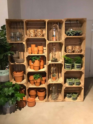 Bloemenwinkel Arnhem.
Kast gemaakt van kisten 30x40x50