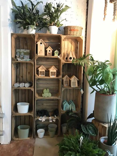 Bloemenwinkel Arnhem.
Kast gemaakt van kisten 30x40x50