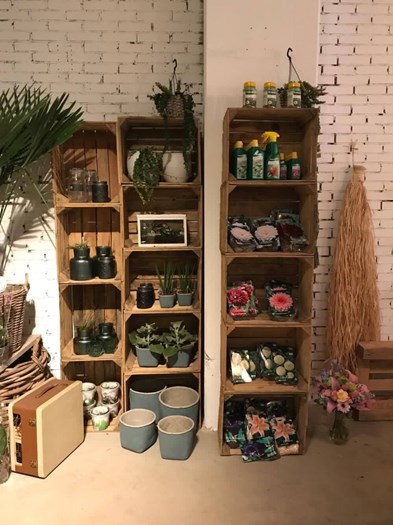 Bloemenwinkel Arnhem.
Kast gemaakt van kisten 30x40x50