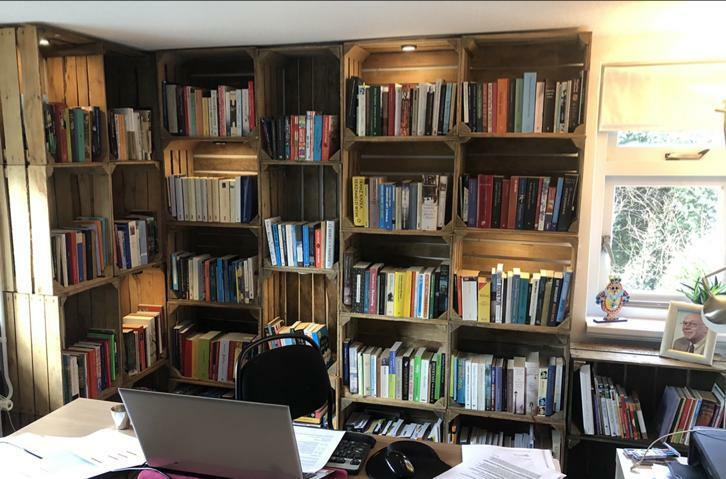 Boekenkast gemaakt van fruitkisten 30x40x50.