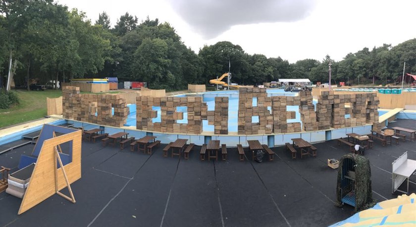 Kunstwerk gemaakt van 700 fruitkisten 30x40x50 op een festval in Amersfoort.