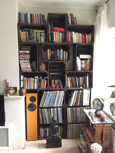 Boekenkast gemaakt van de 3-lats Hollandse hoge appelkisten.