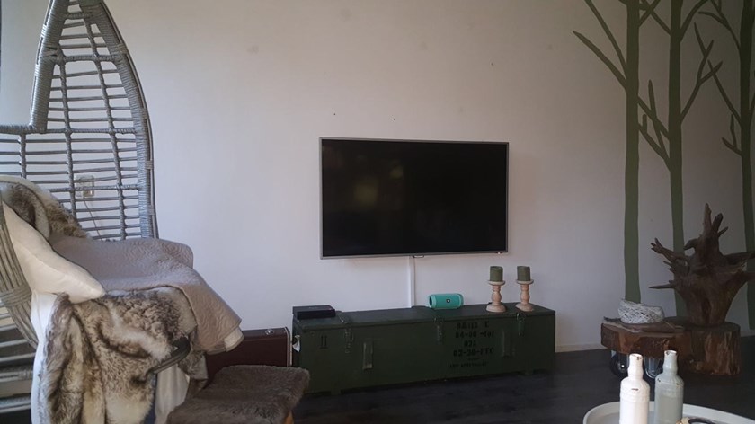 Grote legerkist als tv meubel.