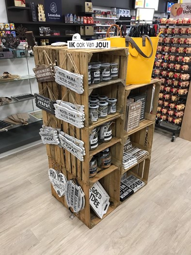 Fruitkisten 30x40x50 in Tabakswinkel Amersfoort.