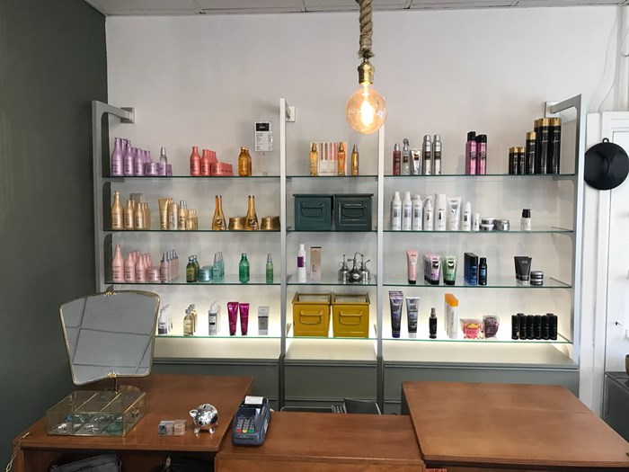 Zinken gekleurde bakken in kapsalon Wageningen.