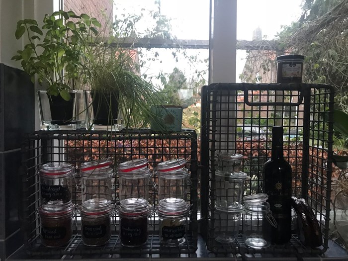 Fam. Damming uit Wageningen.
Zinken draadmanden gebruikt voor kruiden en specerijen kastje.