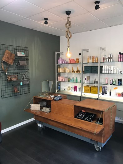 Zinken gekleurde bakken in kapsalon Wageningen.