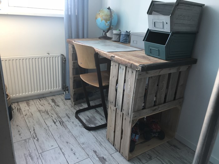 Bureau gemaakt van steen schot en fruitkisten.