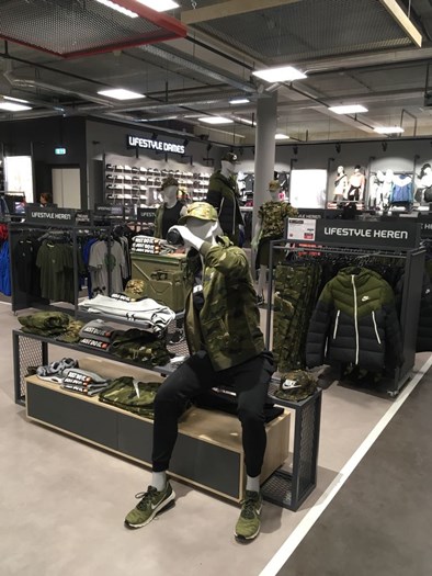 Legerkisten gebruikt als aankleding in winkel.