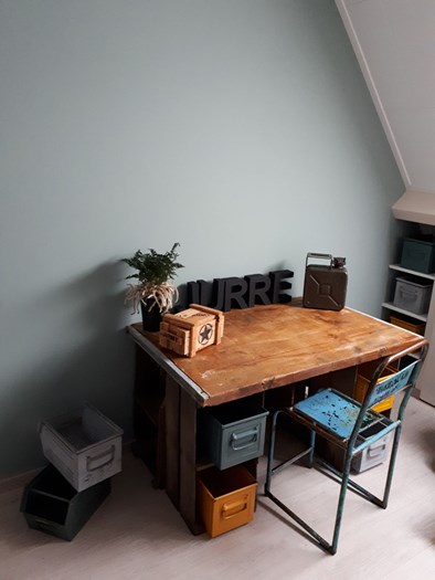 Bureau gemaakt van 4 sinaasappelkisten en zinken bakken.
Jerrycan en us Army kist ook bij ons verkrijgbaar.