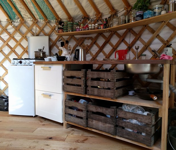 Hollandes 3-lats kisten gebruikt in keuken in Yurt.