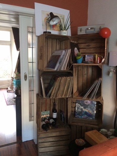 Boekenkast gemaakt van
 4-lats kisten met tekst.