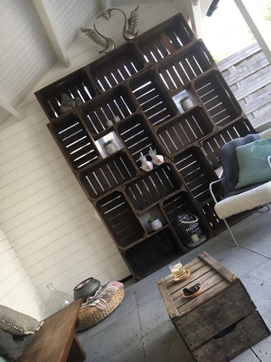 Wand in veranda gemaakt van 2-lats kisten uit Breda.
