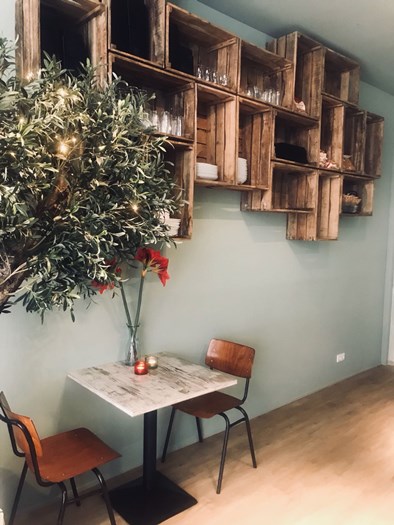 3-lats kisten zonder tekst.
Gemonteerd tegen wand bij L`afetto in Bussum.