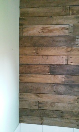 Wand bekleed met de planken van de B kwaliteit kisten 30x40x50.
€3,- per kist (vanaf 10 stuks) Wand bekleed met de planken van de B kwaliteit kisten 30x40x50.
€3,- per kist (vanaf 10 stuks)