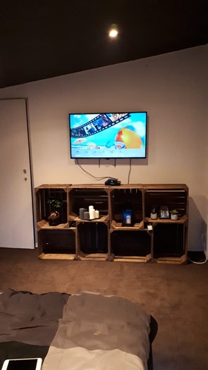 TV kast gemaakt van de blanco 4-lats kisten 30x40x50.