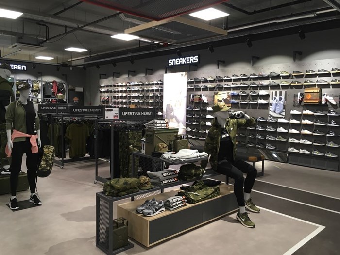 Legerkisten gebruikt als aankleding in winkel.