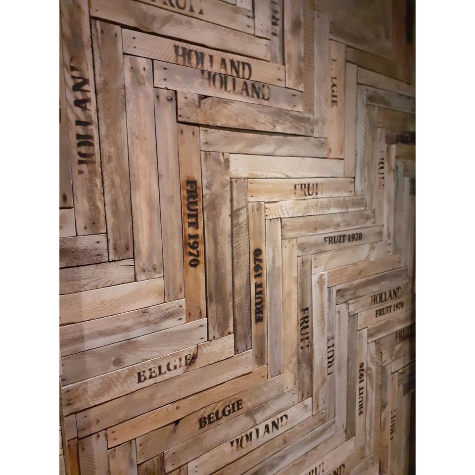 Wand gemaakt met fruitkisten 30x40x50 met tekst.
Dit project is gerealiseerd door meneer Cipressi uit Weesp 06-10265324.
