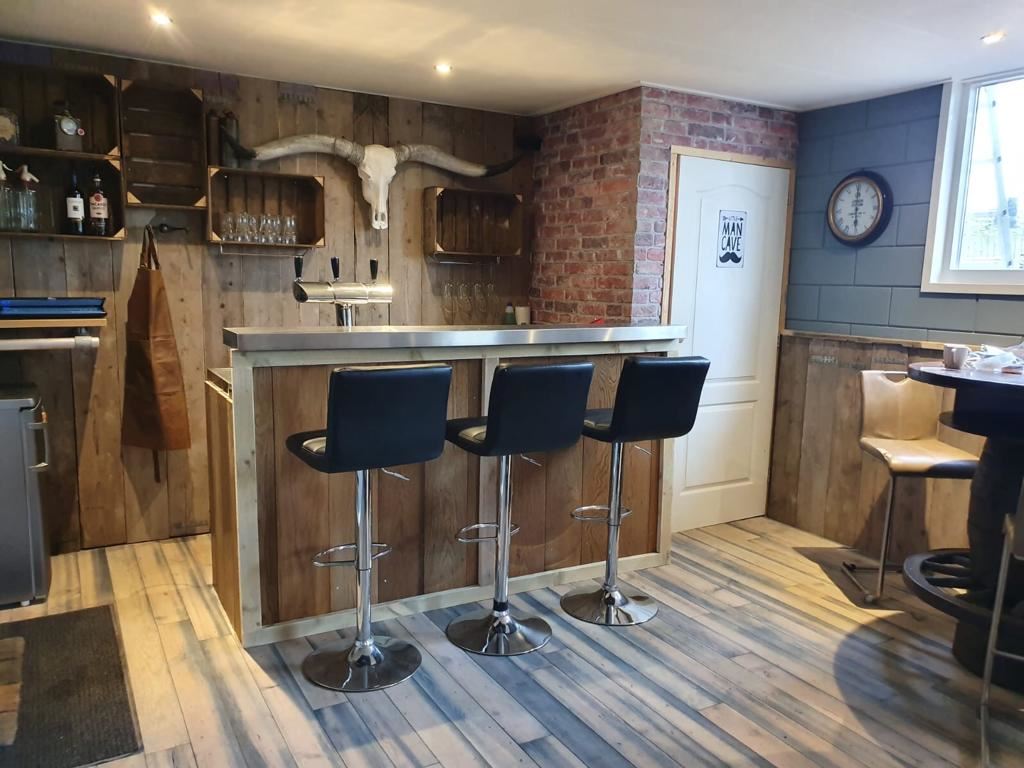 Mancave met bar.  Vloer, fruitkisten, skulls, steigerplanken etc. door ons geleverd.
