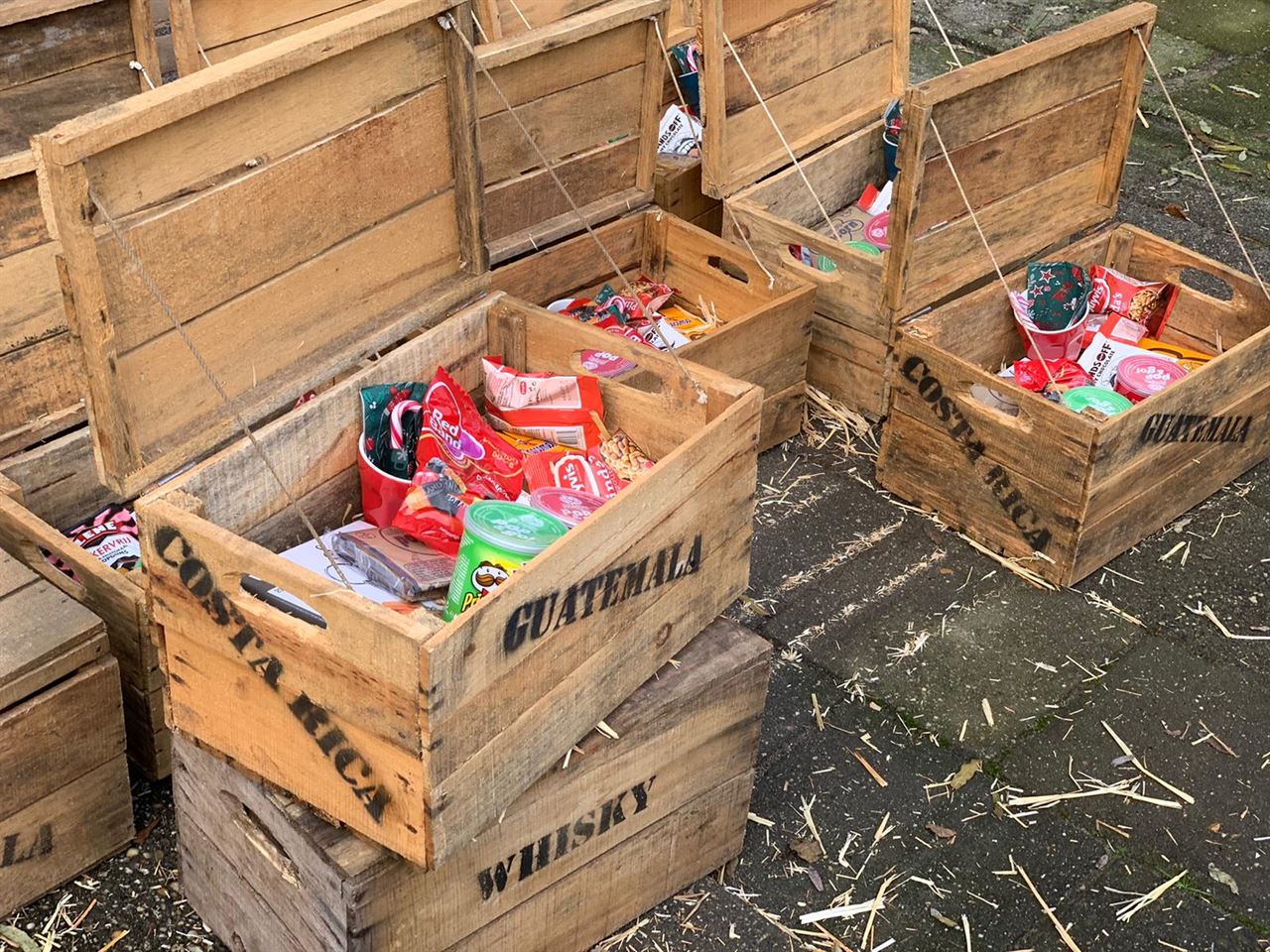 Kisten met deksel gebruikt als kerstpakketten.