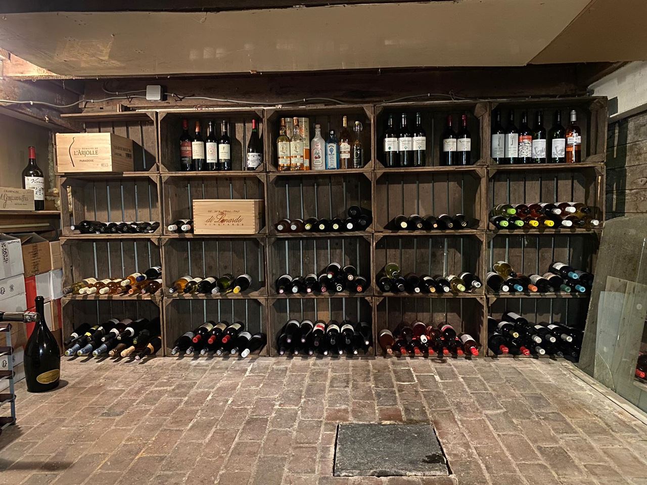 Kast gemaakt in kelder voor opslag wijn.