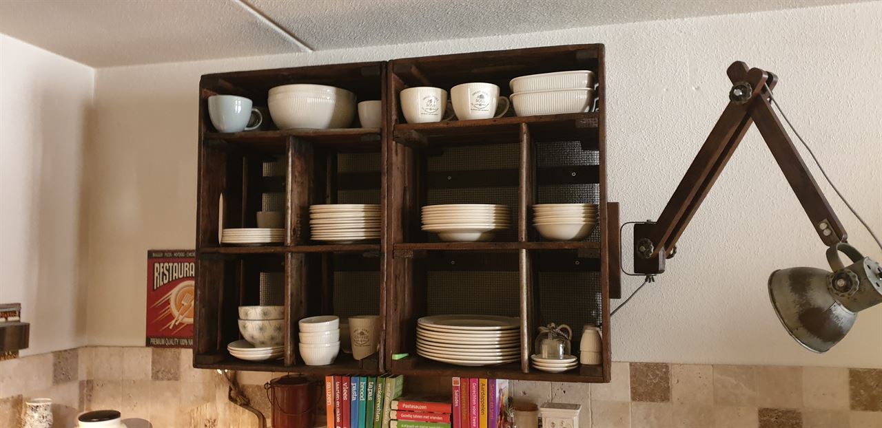 Keukenkastjes gemaakt van onze bollenkisten.