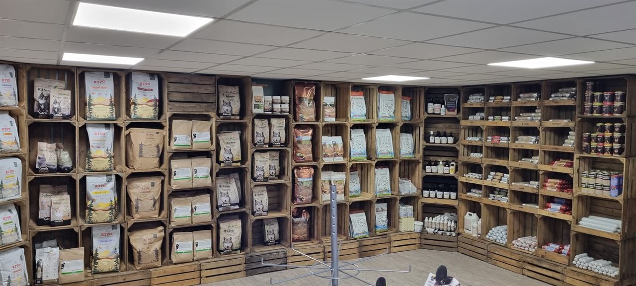 Kastenwand gemaakt van fruitkisten 30x40x50