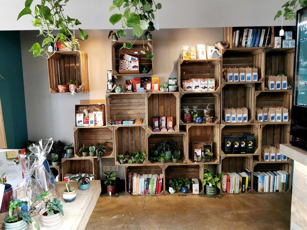 Kisten 30x40x50 in De Onbekende Boekhandel in Wageningen.