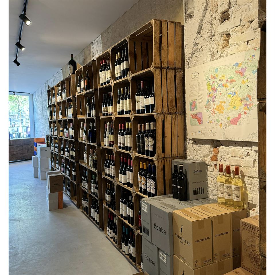 Fruitkisten 30x40x50 in wijnwinkel Weesp.