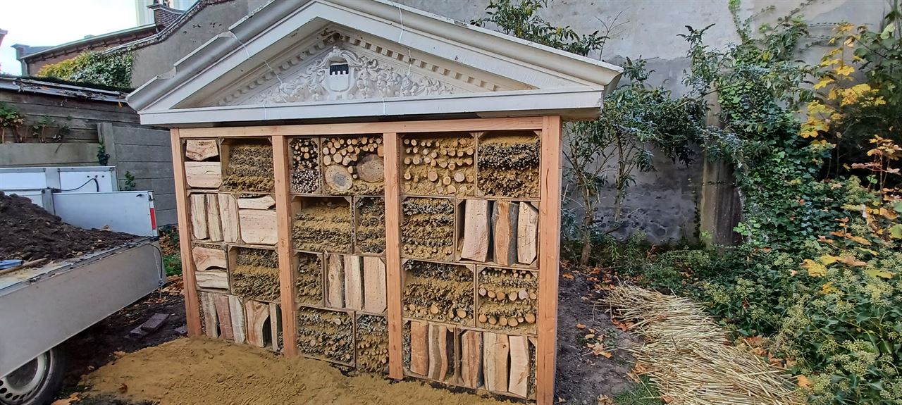 Insectenhotel gemaakt van 3-lats fruitkisten 30x40x50