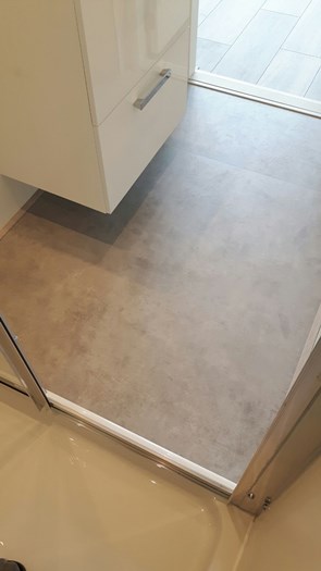 Laminaat tegels (Industry Tiles Concrete) gebruikt in badkamer.