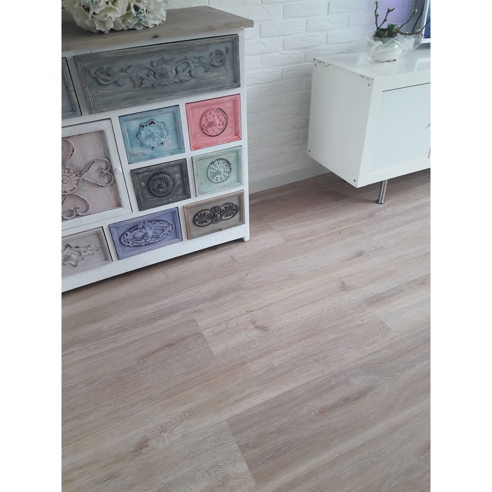 Wood Pro Nature light laminaat.
Fam Mintjes.