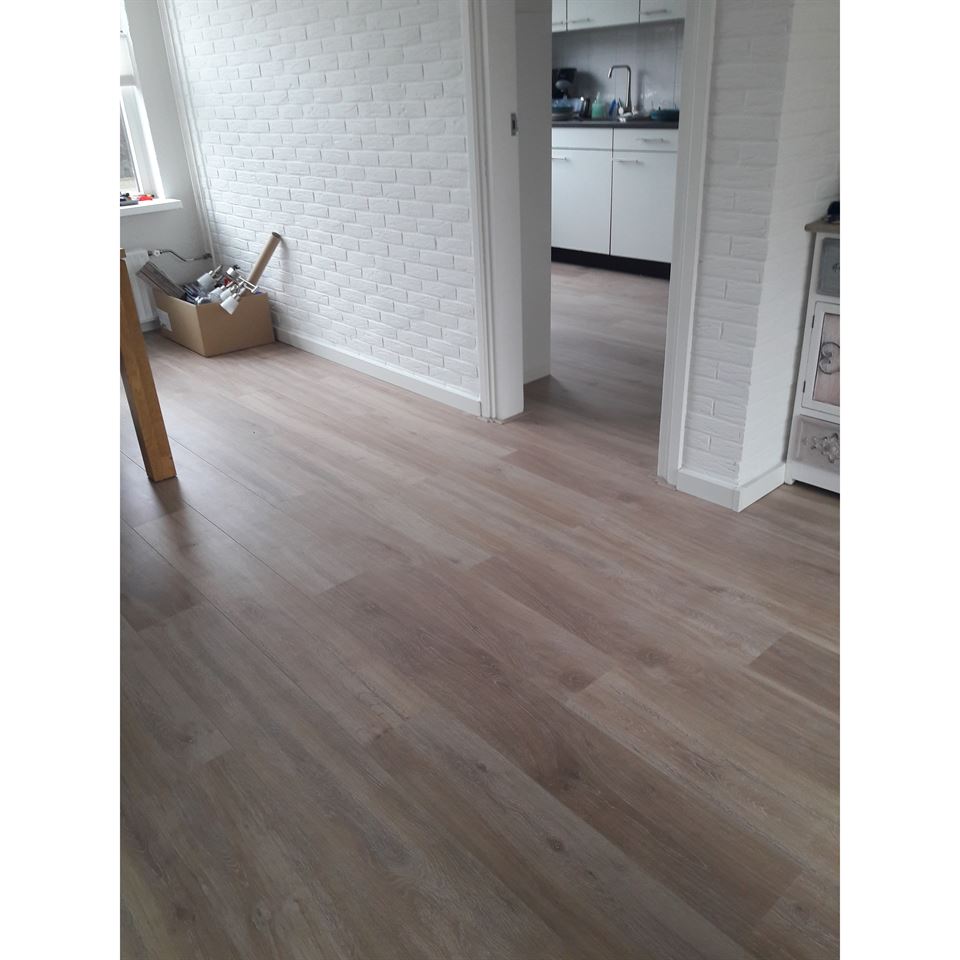 Wood Pro Nature light laminaat.
Fam Mintjes.