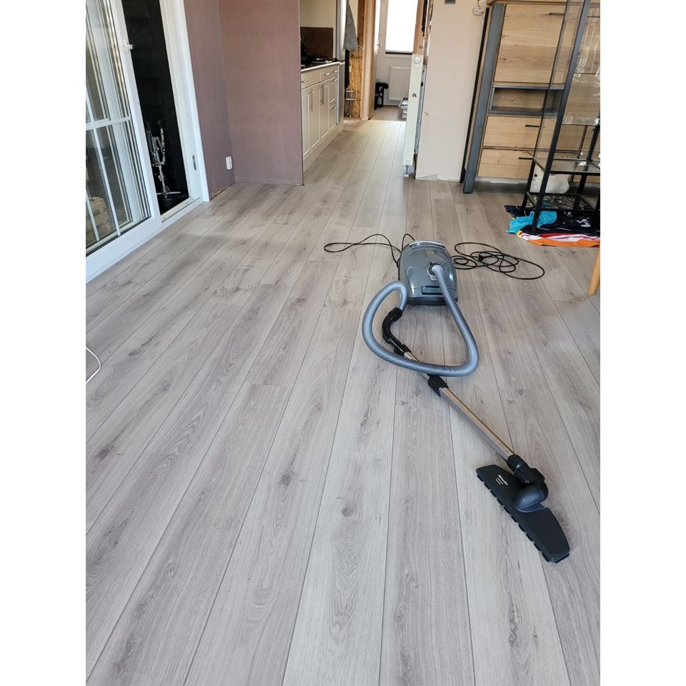 Century Elegance (warm grijs eiken) Gelegd in Oudkarspel.