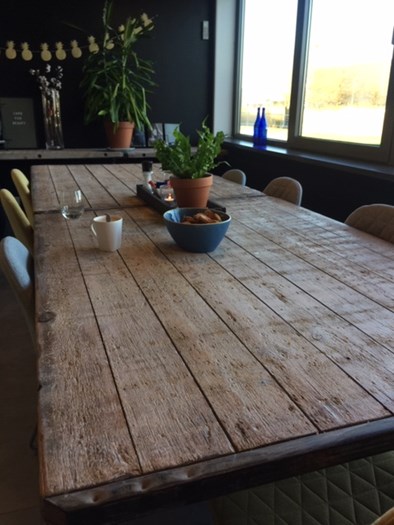 Artego uit Heteren.
Tafels etc. gemaakt van gebruikte steenschotten. Artego uit Heteren.
Tafels etc. gemaakt van gebruikte steenschotten.