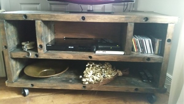 Fam. van de Sluis.
TV meubel gemaakt van steenschotten 1m17 x 1m40,
Afgewerkt met Cetabever ebben kleur en daarna met glitsa afgelakt. Fam. van de Sluis.
TV meubel gemaakt van steenschotten 1m17 x 1m40,
Afgewerkt met Cetabever ebben kleur en daarna met glitsa afgelakt.