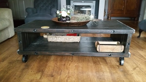 Fam. van de Sluis.
Salontafel gemaakt van steenschotten 1m17 x 1m40,
Afgewerkt met Cetabever ebben kleur en daarna met glitsa afgelakt. Fam. van de Sluis.
Salontafel gemaakt van steenschotten 1m17 x 1m40,
Afgewerkt met Cetabever ebben kleur en daarna met glitsa afgelakt.