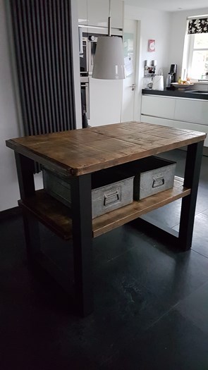 Keuken tafel van 2 steenschotten 0,75 x 1,2m.
Naderhand afgelakt met een watergedragen lak. Keuken tafel van 2 steenschotten 0,75 x 1,2m.
Naderhand afgelakt met een watergedragen lak.