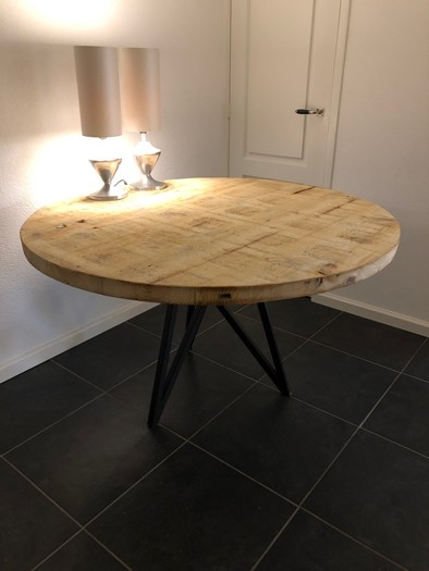 Ronde tafel gemaakt van steenschot 1m35 x 1m35.