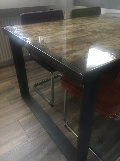 Eettafel gemaakt van steenschotten 0,96x1m40 mat stalen poten 10x100.
Blad behandeld met epoxy.