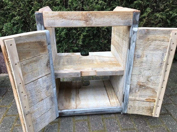 Badkamermeubel gemaakt van steenschotten.