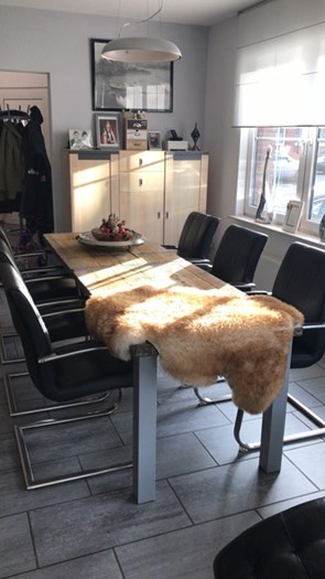 Fam. Dankers uit Tilburg.
Tafel gemaakt van 2 steenschotten 0,75 x 1m20.