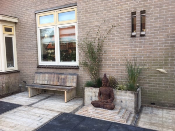 Vloer , bank en verhoging gemaakt van de steenschotten 110 x 140 AAA.