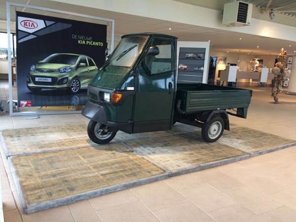Steenschotten gelegd in showroom autozaak 
Dreu uit Enkhuizen.