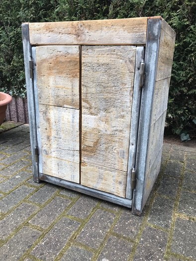 Badkamermeubel gemaakt van steenschotten.