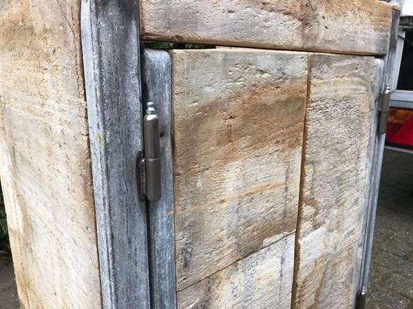 Badkamermeubel gemaakt van steenschotten.