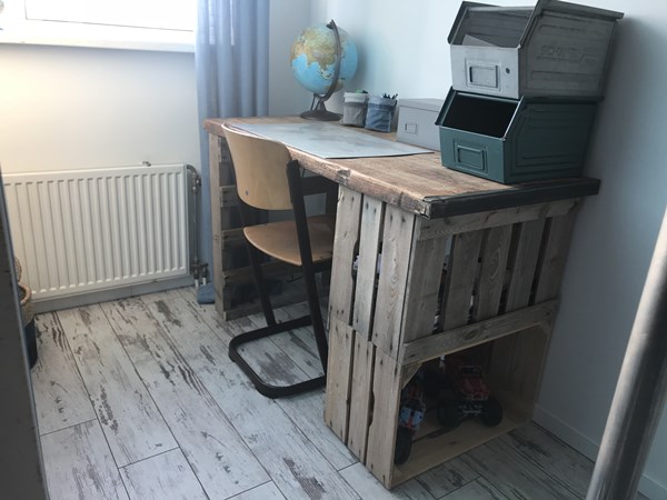 Bureau gemaakt van steen schot en fruitkisten.